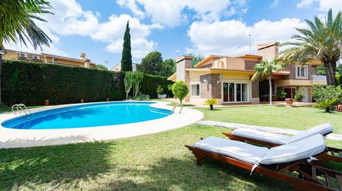 Espectacular y exclusivo chalet en parcela de 2378 m2 con piscina en Tentegorra