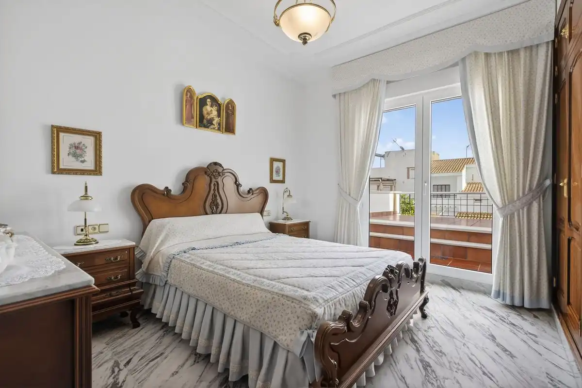 Dormitori de Casa adosada en venda en Santiponce amb Aire condicionat, Calefacció i Jardí privat