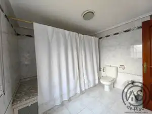Bany de Casa o xalet en venda en La Puebla de Híjar amb Aire condicionat, Calefacció i Jardí privat