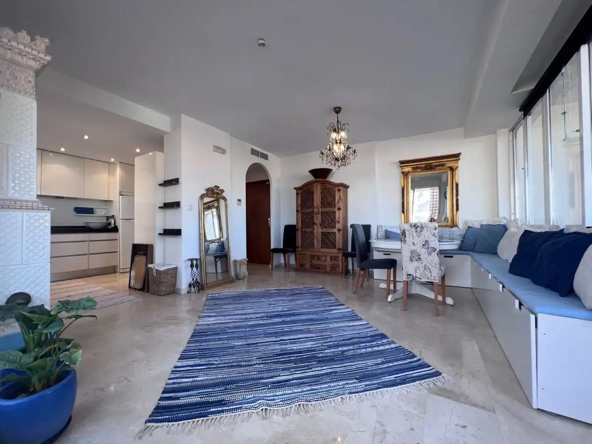 Sala d'estar de Dúplex de lloguer en Marbella amb Aire condicionat, Terrassa i Moblat