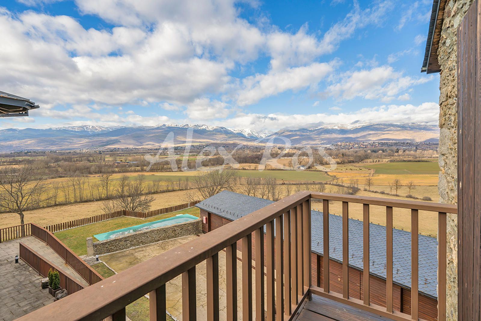 Vista exterior de Casa o xalet en venda en Fontanals de Cerdanya amb Piscina i Piscina comunitària