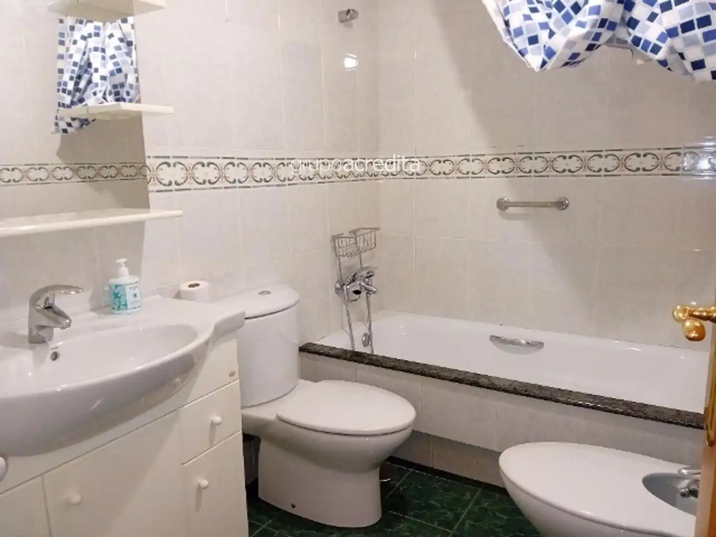 Bany de Pis en venda en Santiago de Compostela  amb Calefacció, Parquet i Terrassa