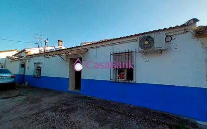 Vista exterior de Casa o xalet en venda en  Córdoba Capital amb Aire condicionat, Terrassa i Traster