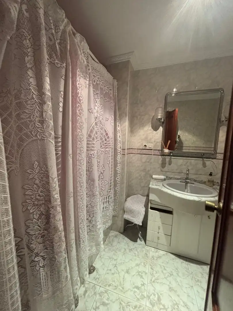 Bathroom of Flat for sale in Sevilla  with Air Conditioner, Heating and Terrace