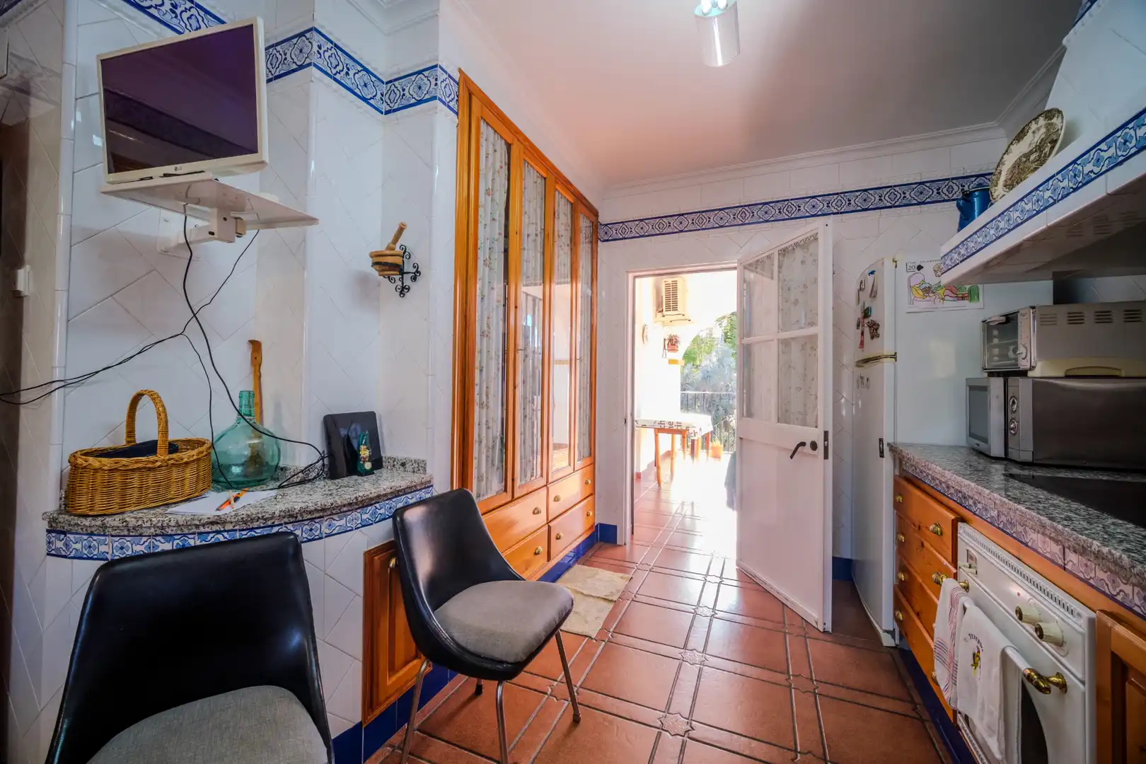 Cuina de Casa o xalet en venda en Montequinto amb Jardí privat, Terrassa i Moblat