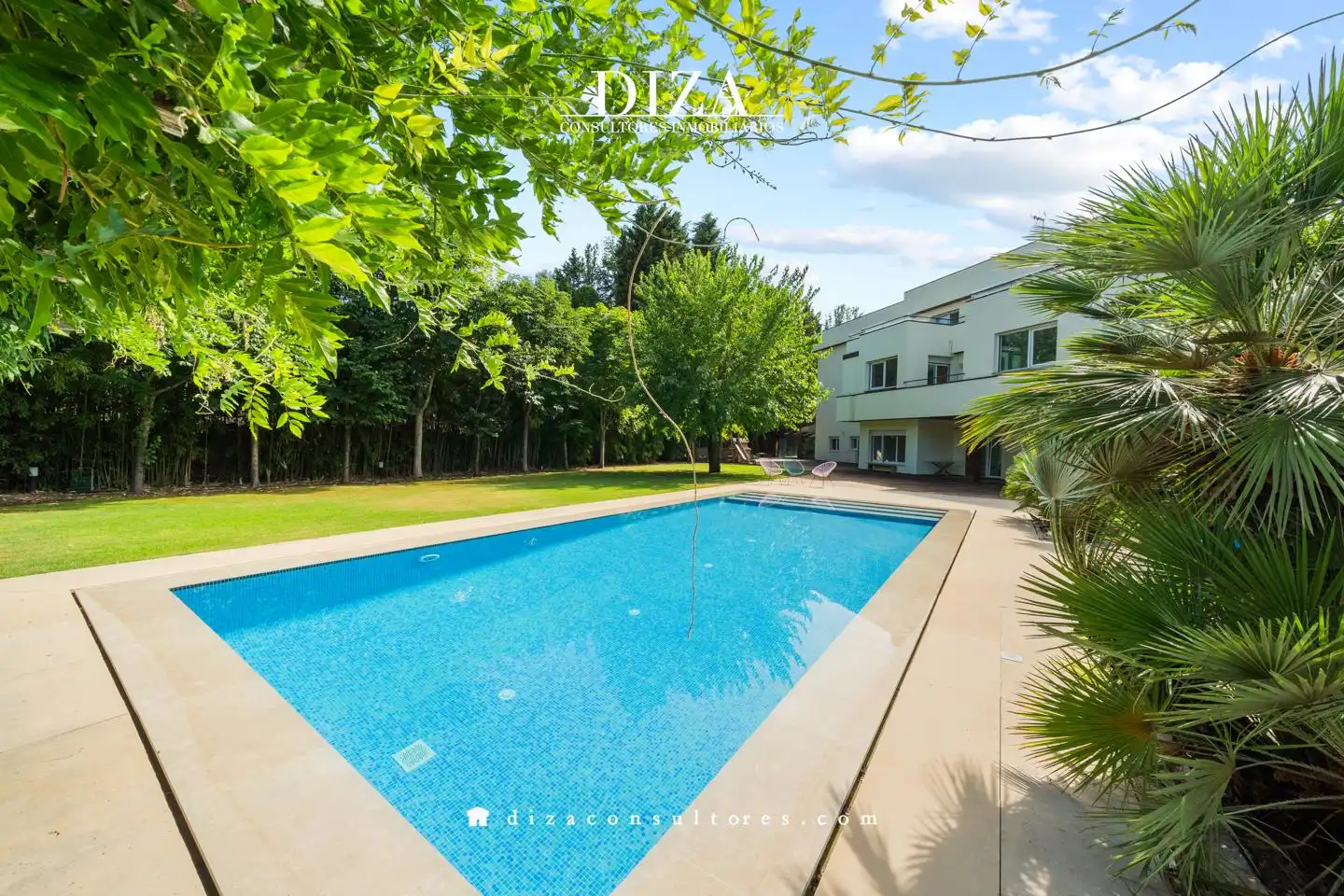 Swimming pool of Houses for rent in Madrid  with Air Conditioner, Heating and Private garden