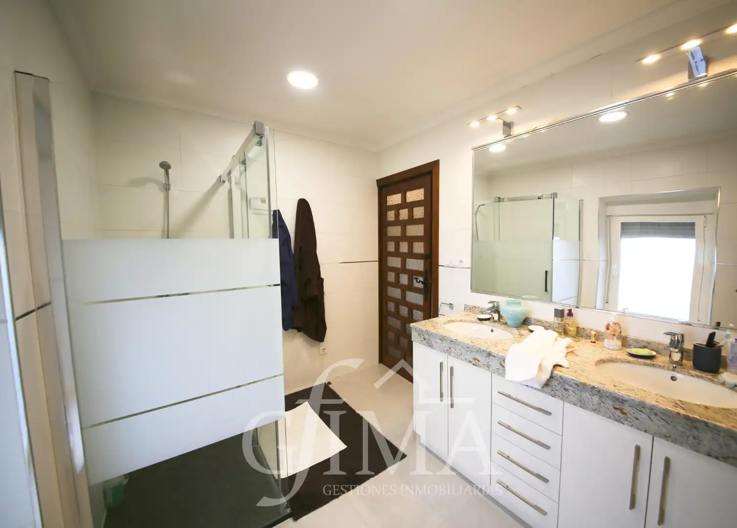 Bathroom of Houses for sale in Argamasilla de Alba  with Air Conditioner, Heating and Terrace