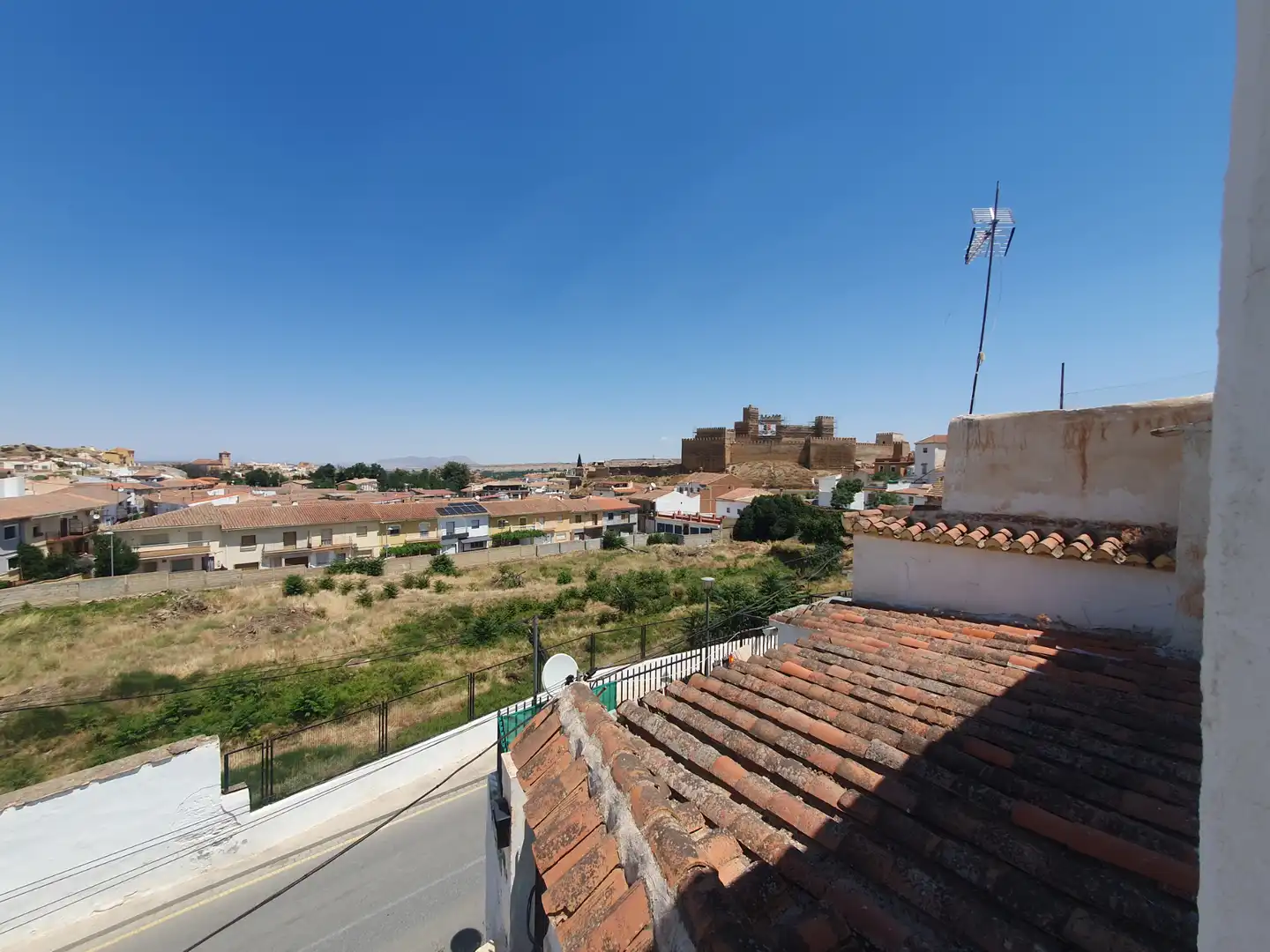 Vista exterior de Casa o xalet en venda en Guadix amb Terrassa, Traster i Moblat