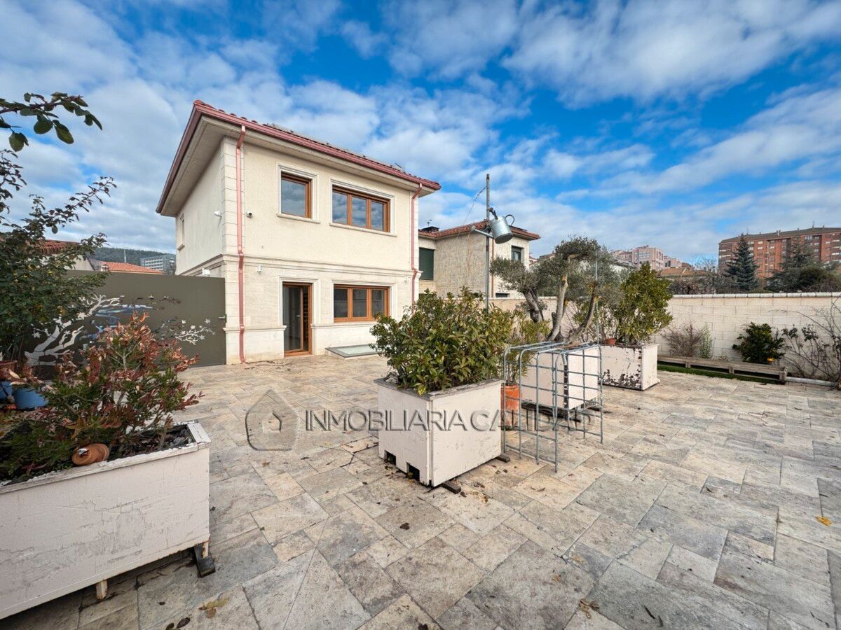 Vista exterior de Casa o xalet en venda en Burgos Capital amb Calefacció i Traster