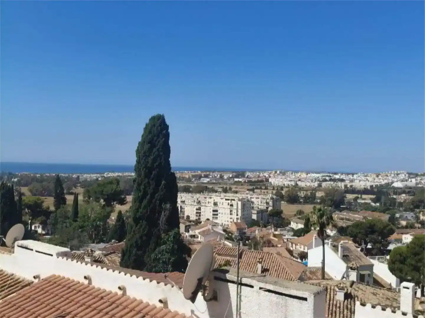 Vista exterior de Casa o xalet en venda en Marbella amb Aire condicionat