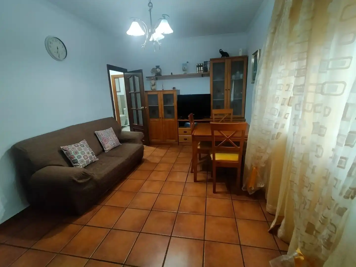 Sala d'estar de Pis de lloguer en La Línea de la Concepción amb Moblat