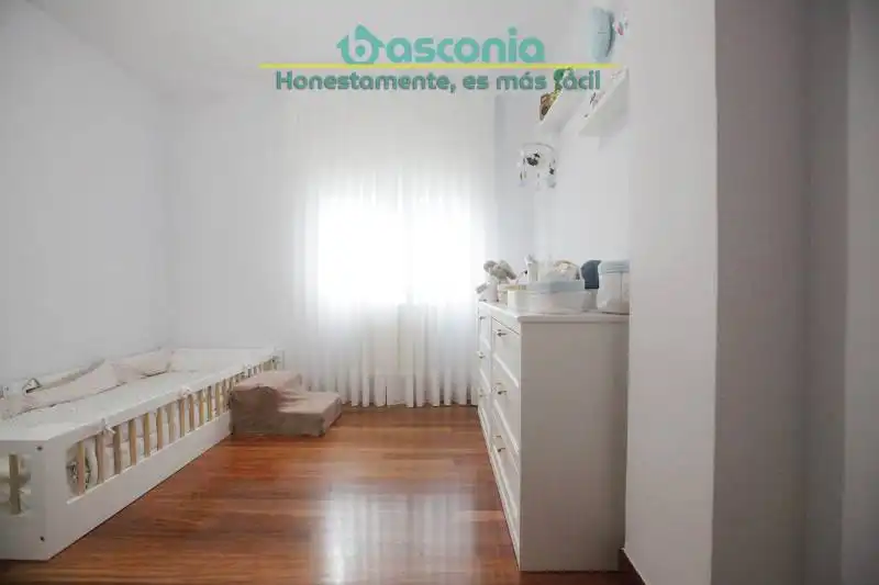 Habitación de Piso en venta en Basauri  con Amueblado y Balcón