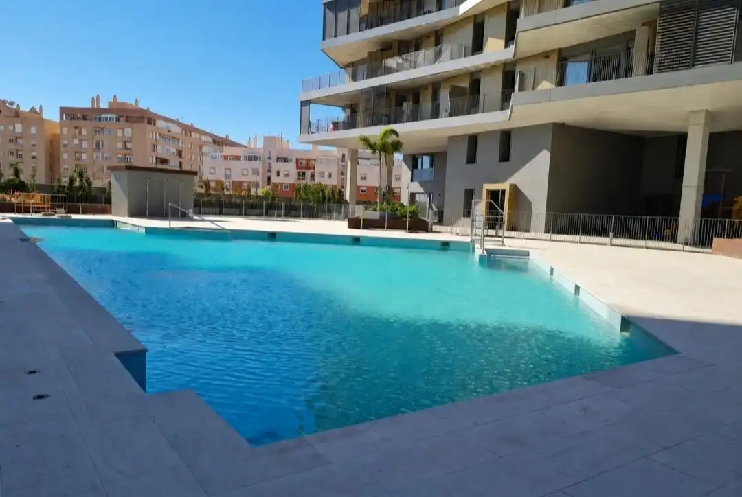 Piscina de Piso de alquiler en Almería con Aire acondicionado, Calefacción y Jardín privado