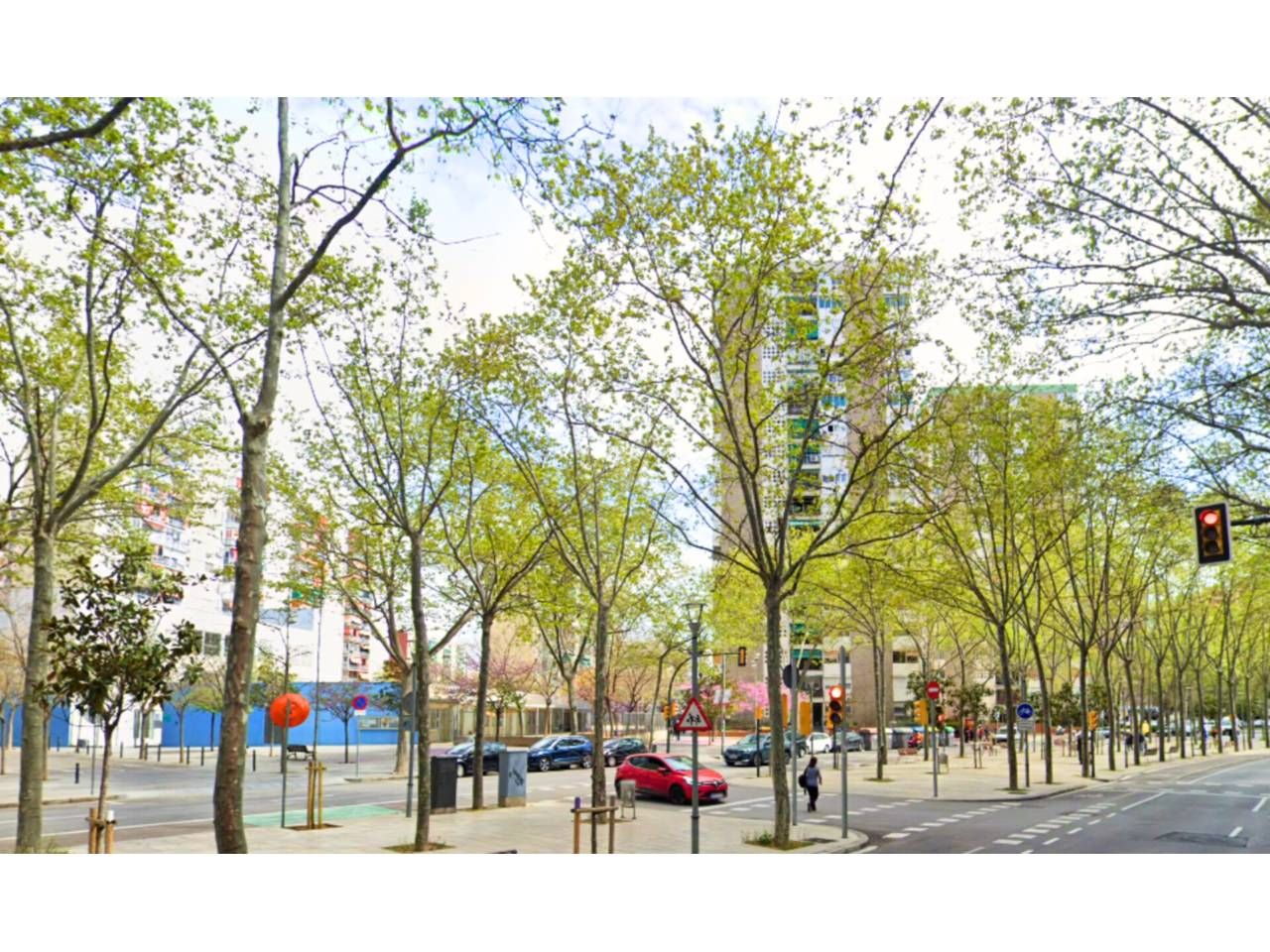 Vista exterior de Pis en venda en L'Hospitalet de Llobregat amb Parquet i Balcó