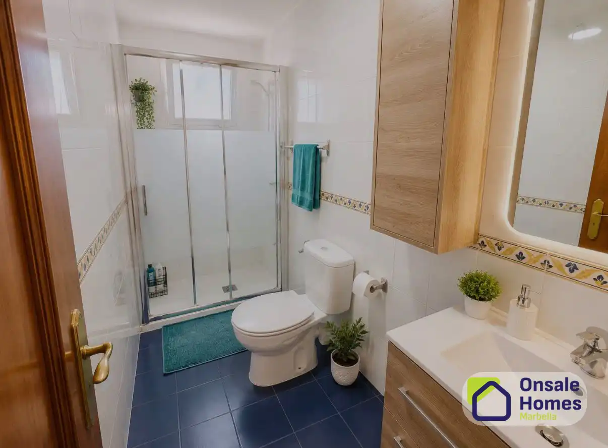 Bathroom of Detached homes for sale in Fuengirola  with Air Conditioner, Terrace and Balcony