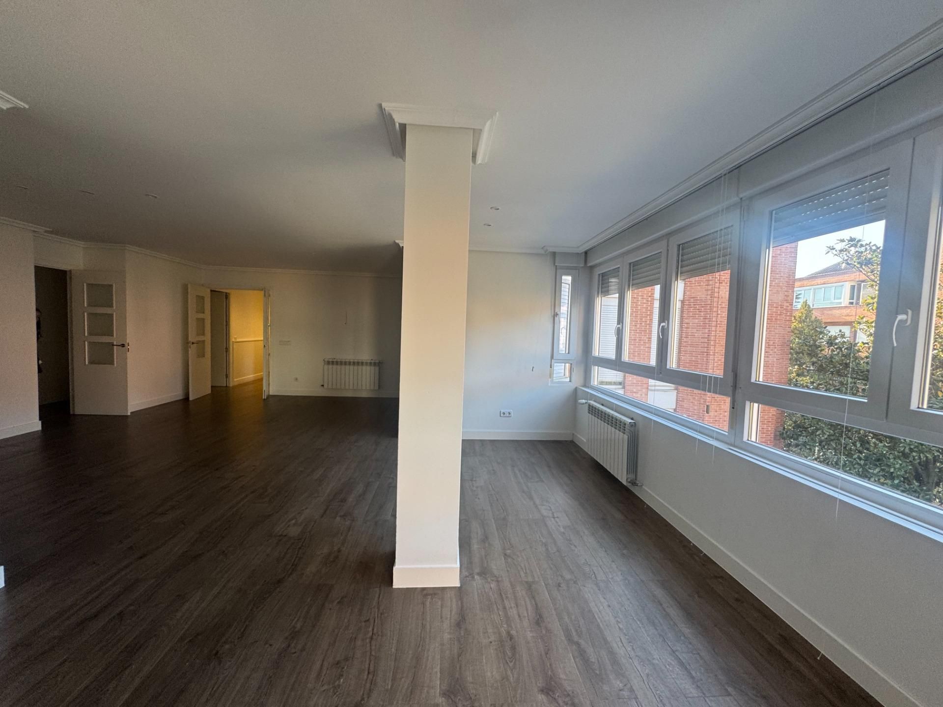 Sala d'estar de Pis de lloguer en Pozuelo de Alarcón amb Aire condicionat, Calefacció i Jardí privat