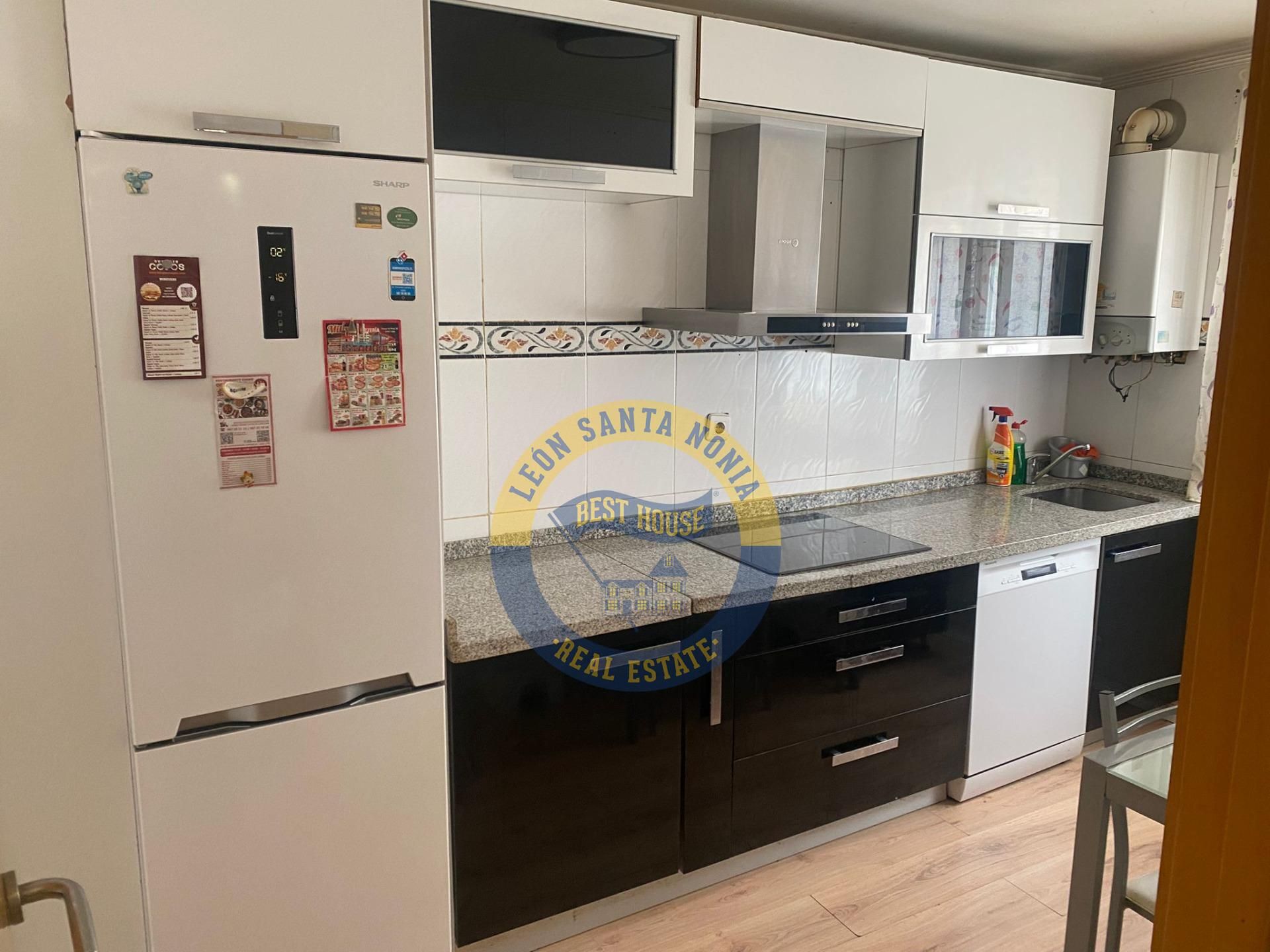 Cuina de Pis en venda en León Capital  amb Calefacció, Traster i Alarma