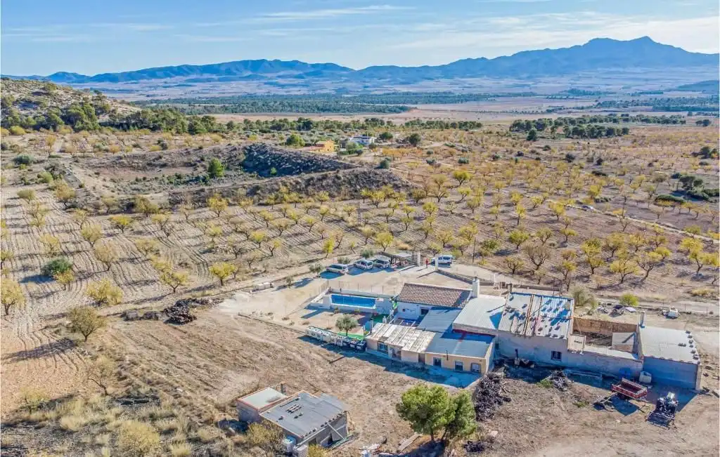 Casa amb piscina en venda a El Pinós / Pinoso