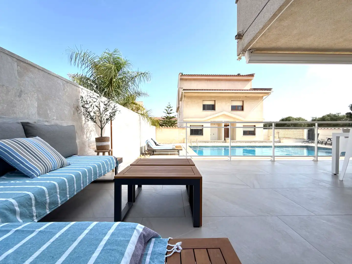 Terrasse von Einfamilien-Reihenhaus zum Verkauf in Cambrils mit Klimaanlage, Heizung und Terrasse