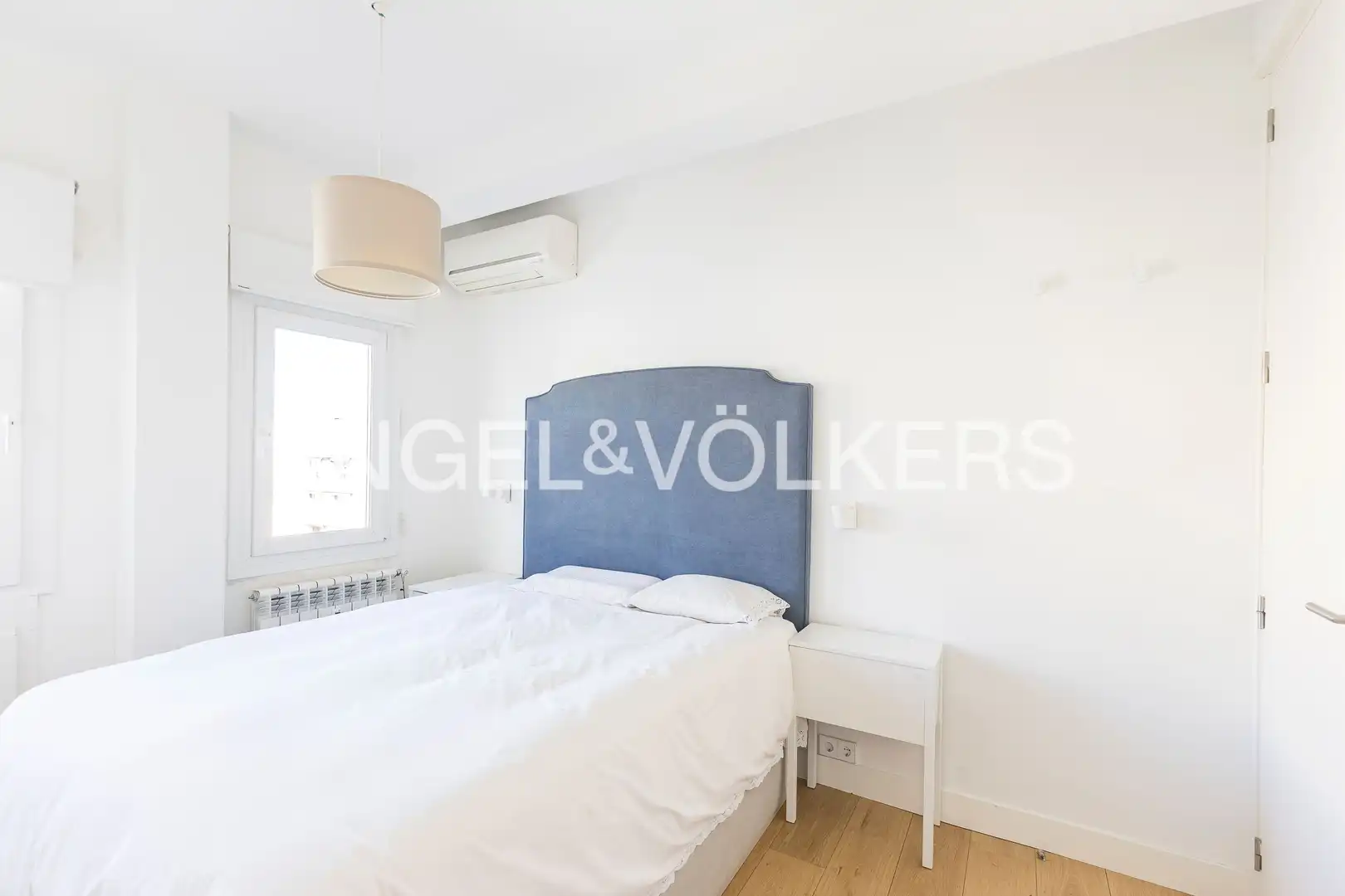 Schlafzimmer von Dachboden zur Miete in Madrid mit Klimaanlage, Heizung und Terrasse