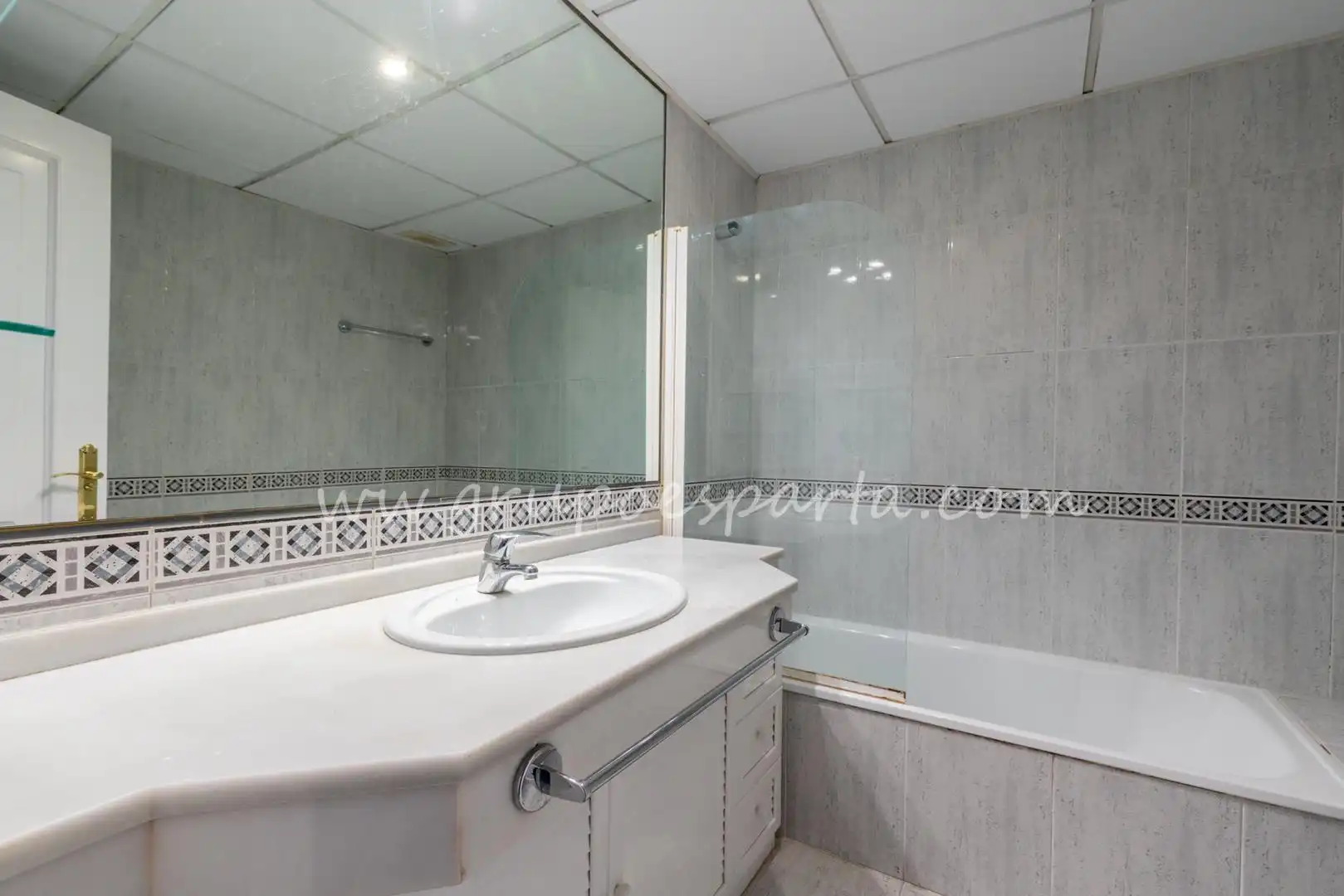Bathroom of Flat for sale in Sevilla  with Air Conditioner and Terrace