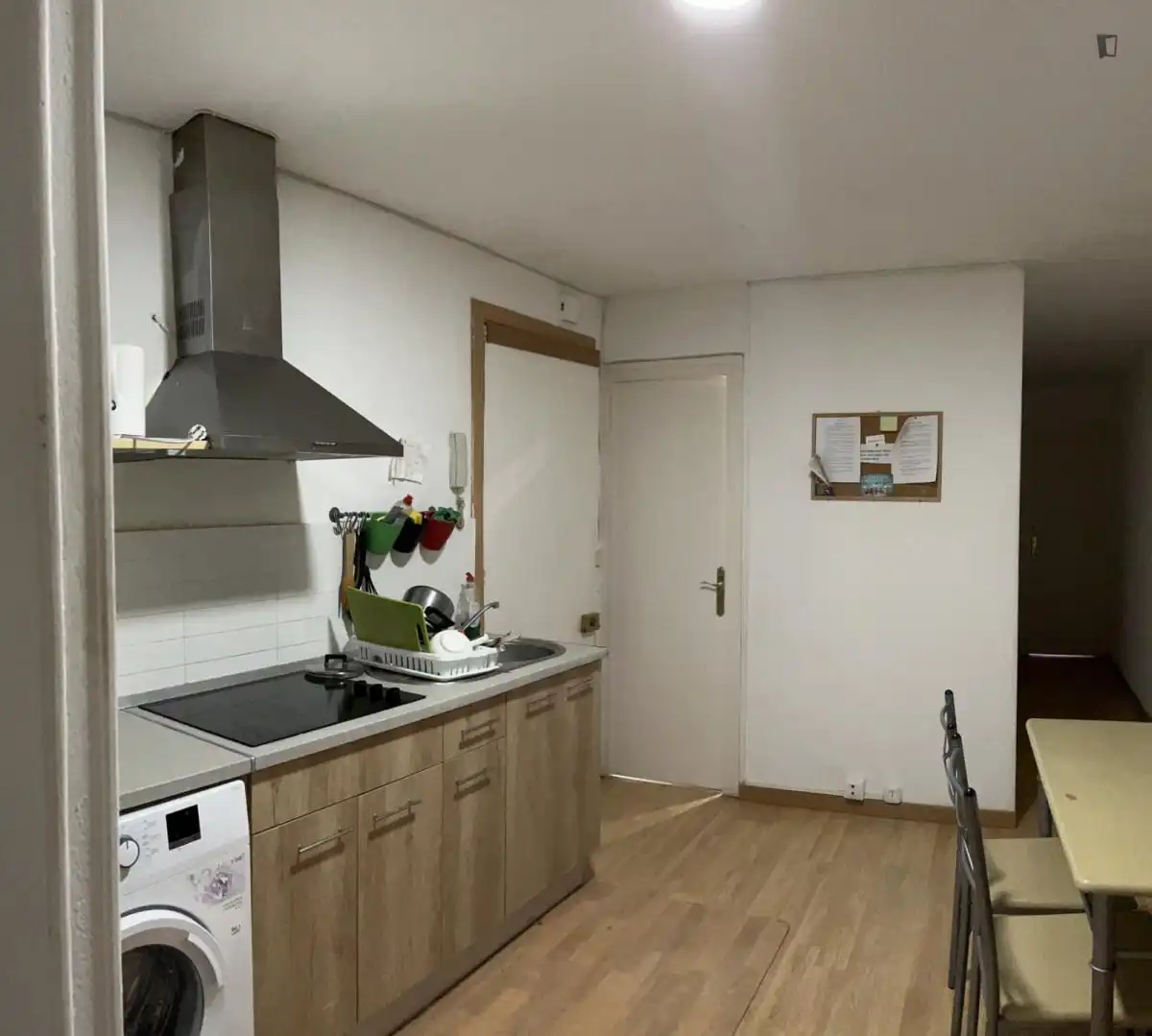 Cuina de Apartament per a compartir en Barcelona amb Moblat, Rentadora i Balcó