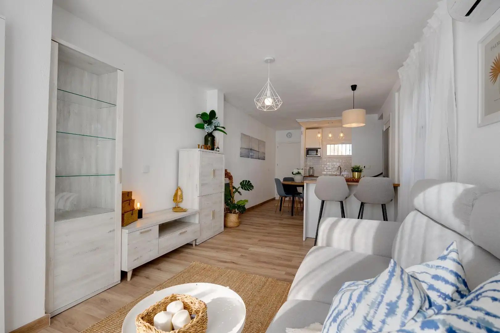 Sala d'estar de Casa o xalet en venda en Torrevieja amb Aire condicionat, Jardí privat i Moblat