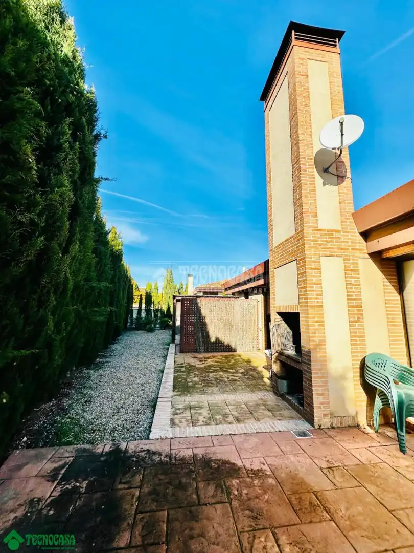 Vista exterior de Casa o chalet en venta en Layos con Calefacción y Jardín privado