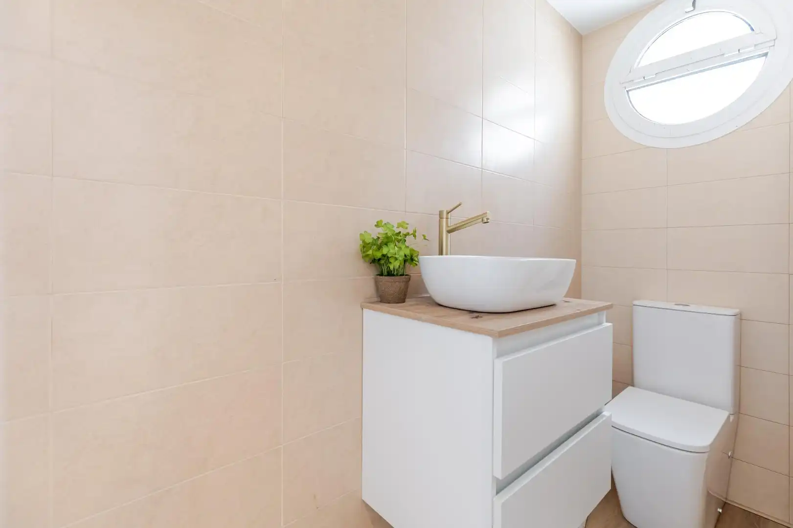 Badezimmer von Einfamilien-Reihenhaus zum Verkauf in Gilet mit Terrasse, Abstellraum und Balkon