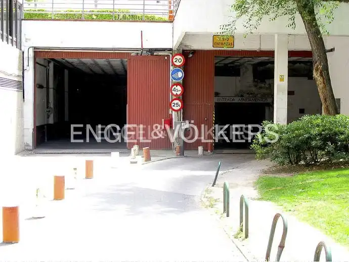 Parking de Piso de alquiler en Madrid con Calefacción, Terraza y Piscina