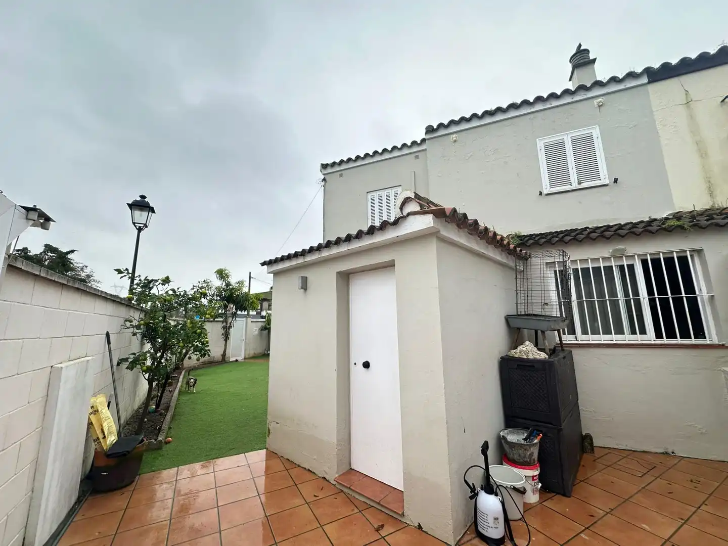 Außenansicht von Einfamilien-Reihenhaus zum Verkauf in Los Barrios mit Klimaanlage, Heizung und Privatgarten