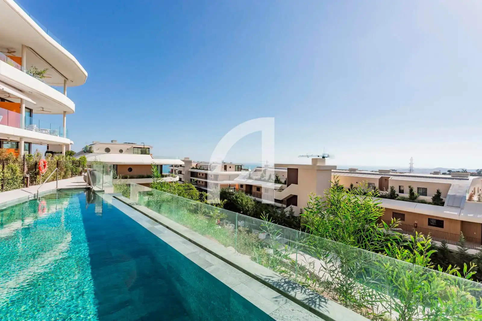 Schwimmbecken von Wohnung zum Verkauf in Fuengirola mit Klimaanlage, Heizung und Privatgarten