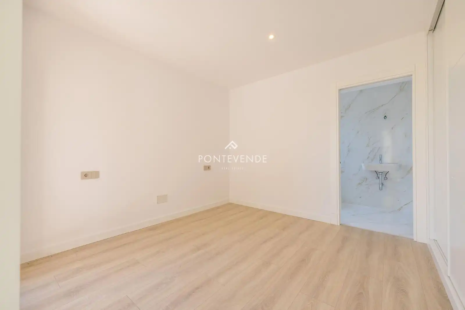 Bedroom of Houses for sale in Sanxenxo  with Private garden, Parquet flooring and Terrace
