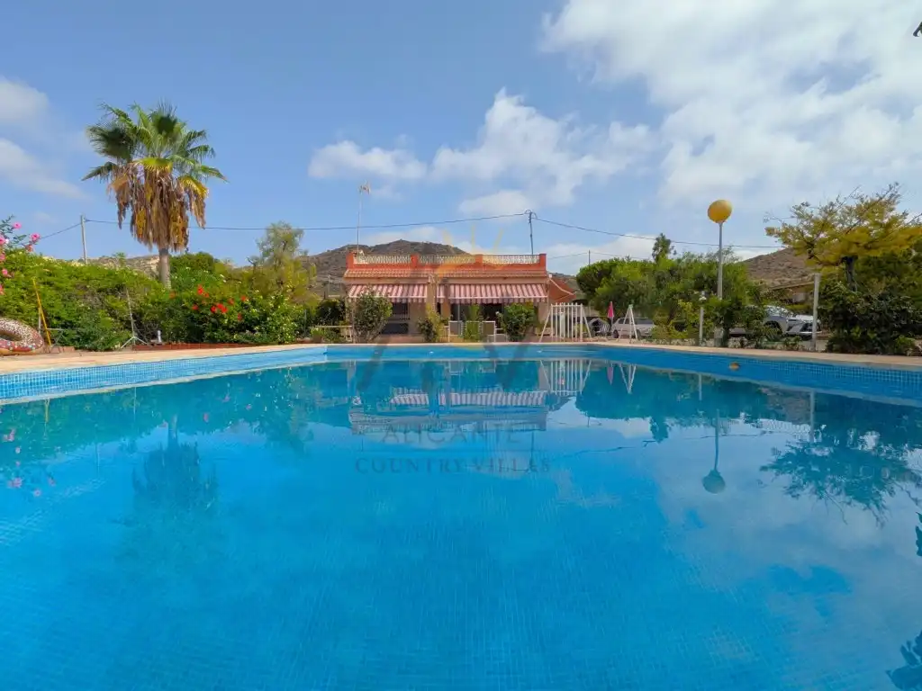 Casa rústica con piscina en venta en Poligono Poligono 44
