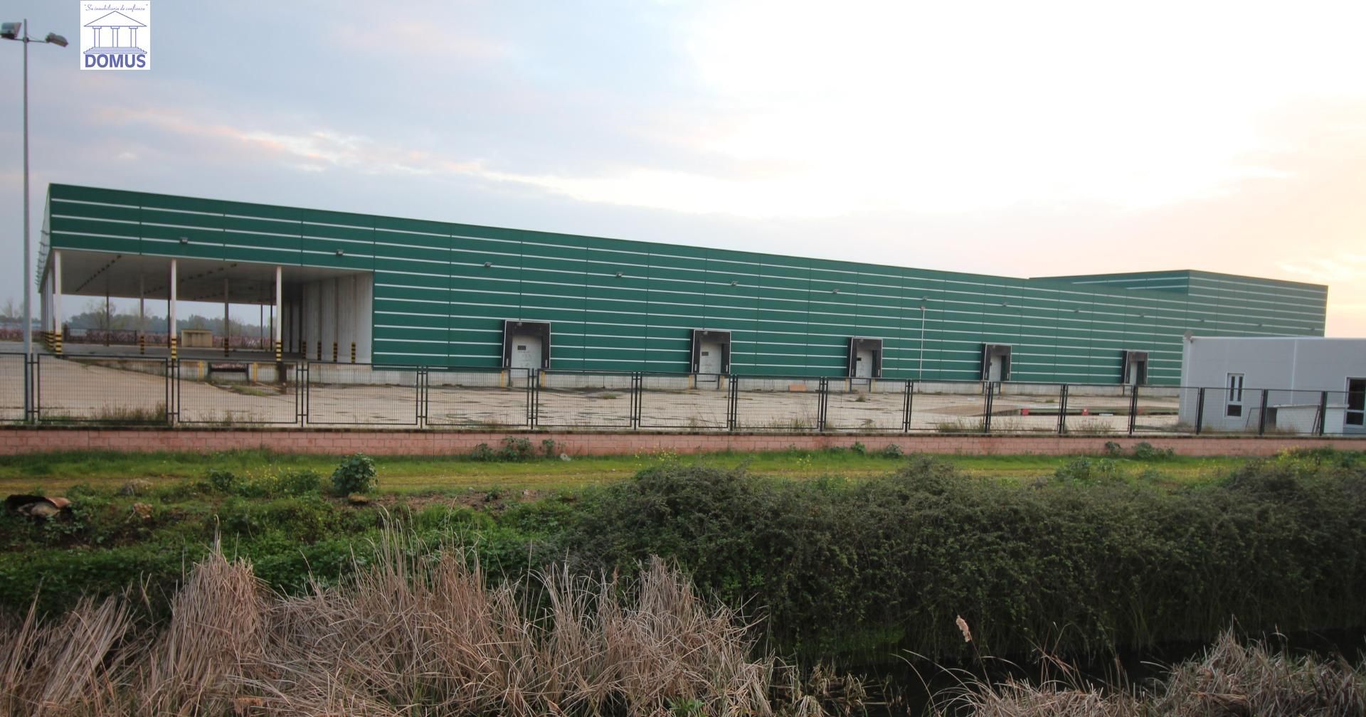 Vista exterior de Nau industrial en venda en Valdelacalzada