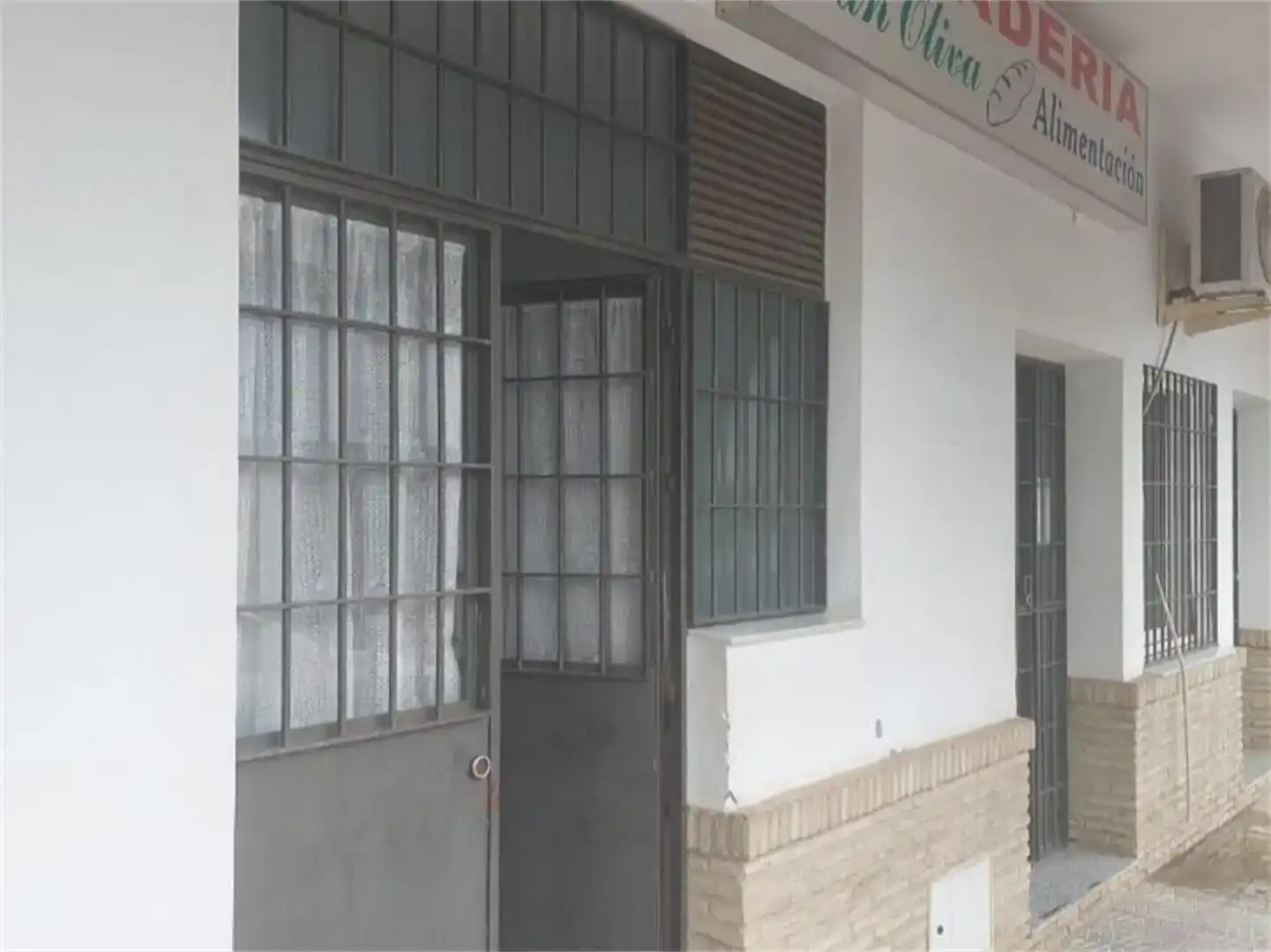Vista exterior de Local en venta en La Hacienda - Nueva Andalucía