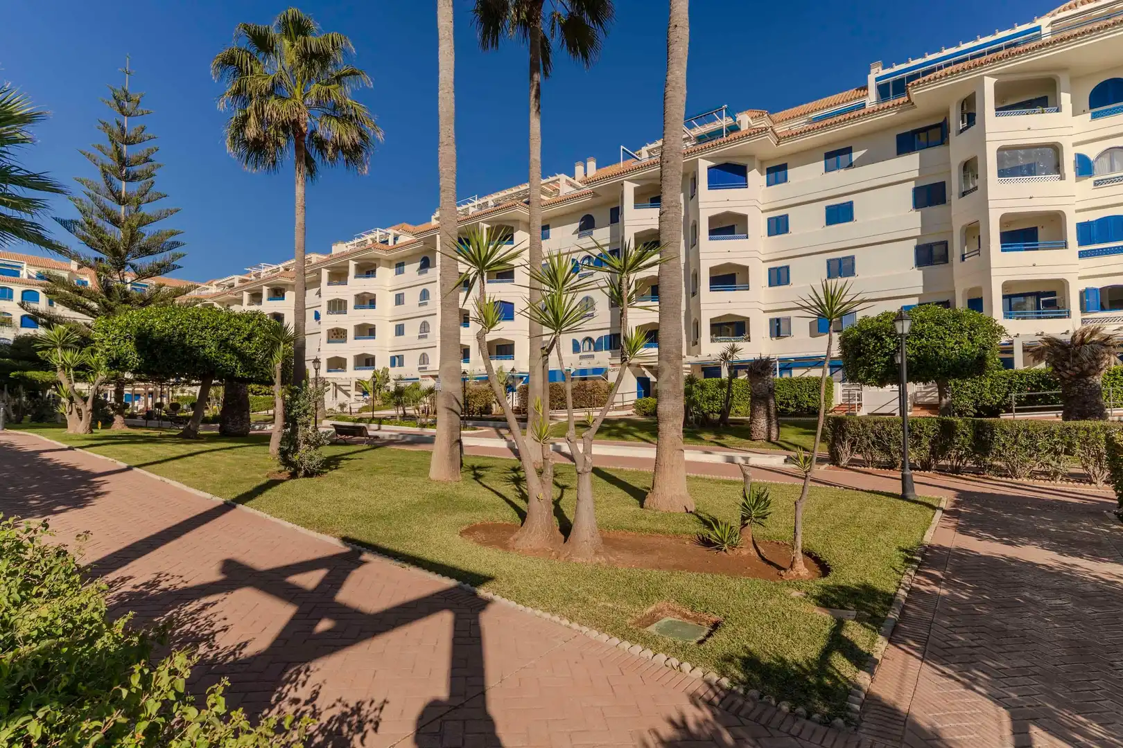 Außenansicht von Wohnung zum Verkauf in Manilva mit Privatgarten, Abstellraum und Gemeinschaftspool