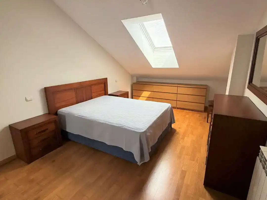 Schlafzimmer von Dachboden zur Miete in Zaratán mit Schwimmbad