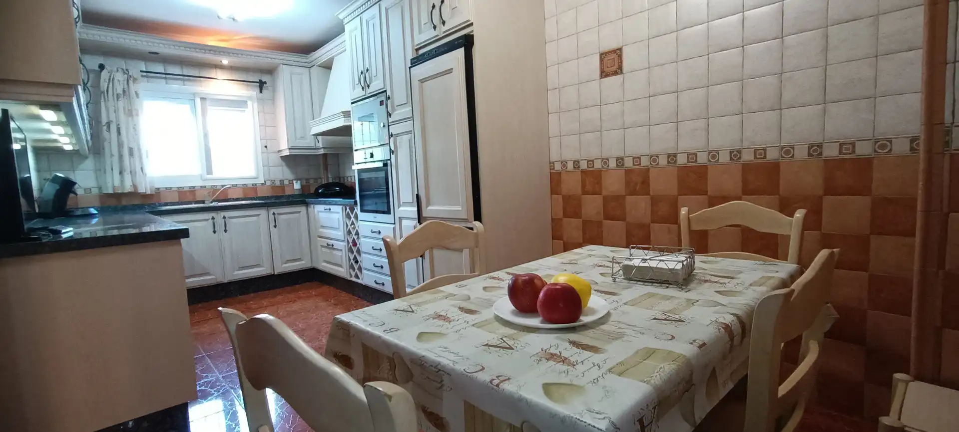 Küche von Einfamilien-Reihenhaus zum Verkauf in Estepona mit Klimaanlage, Heizung und Terrasse