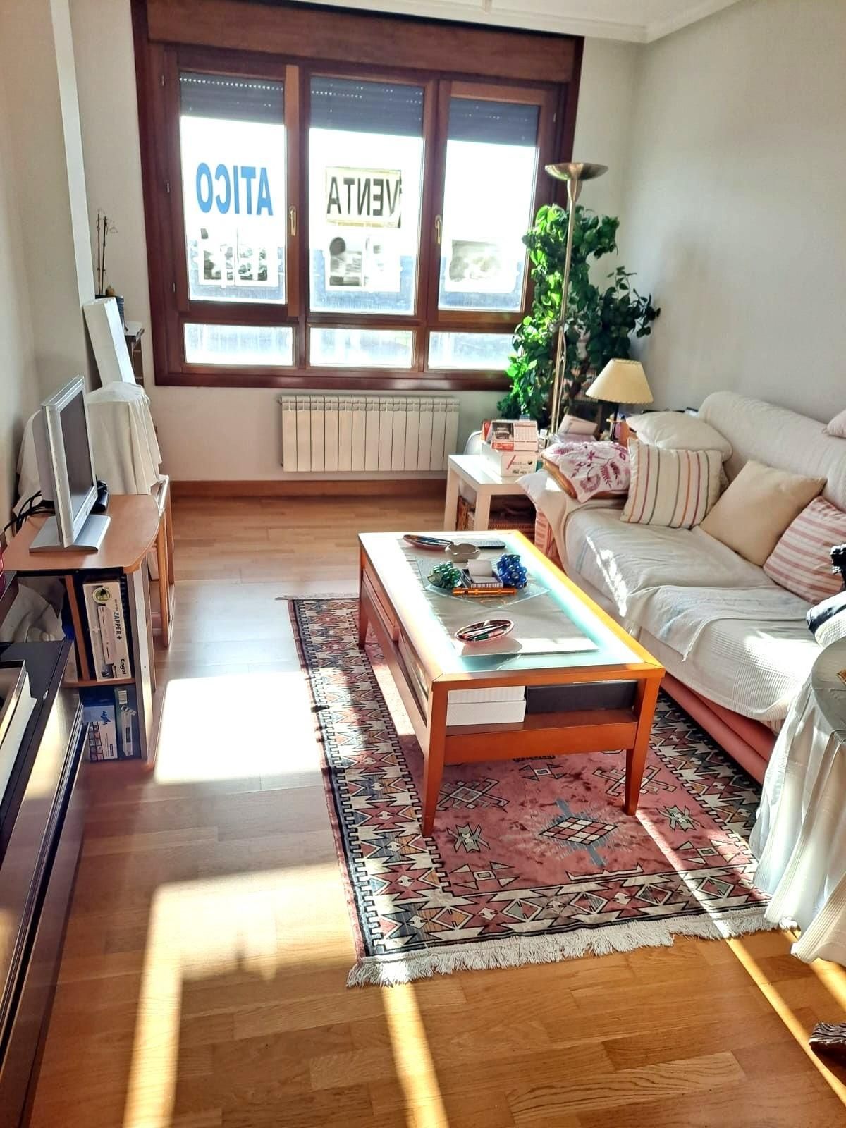 Sala d'estar de Àtic en venda en Valladolid Capital amb Calefacció, Jardí privat i Terrassa