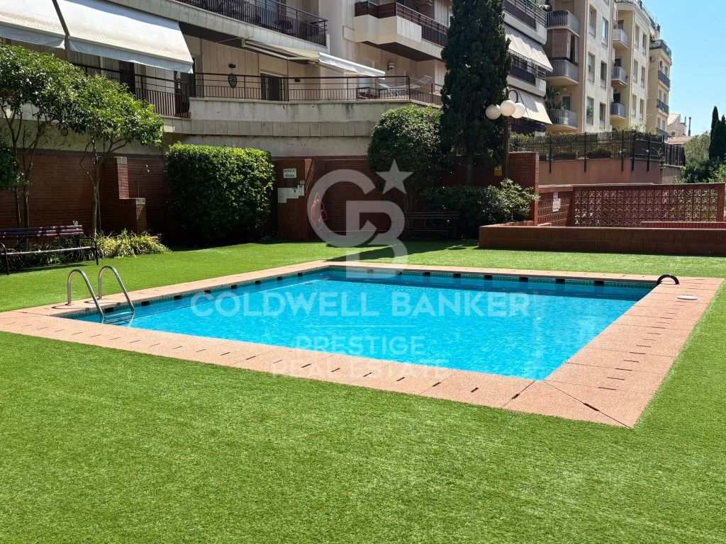 Piscina de Piso en venta en  Barcelona Capital con Terraza, Piscina y Piscina comunitaria