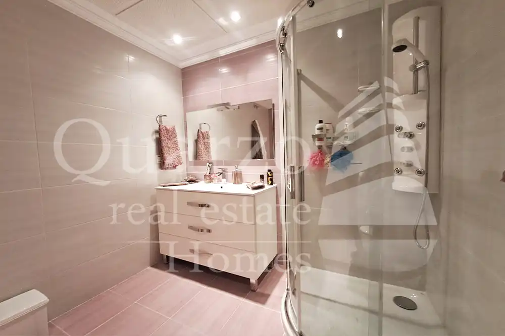 Baño de Casa adosada en venta en Plasencia con Calefacción, Terraza y Balcón