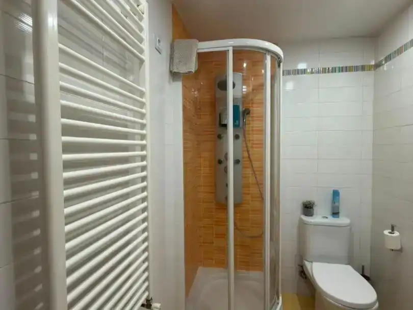 Baño de Piso en venta en Parla con Aire acondicionado, Piscina y Balcón