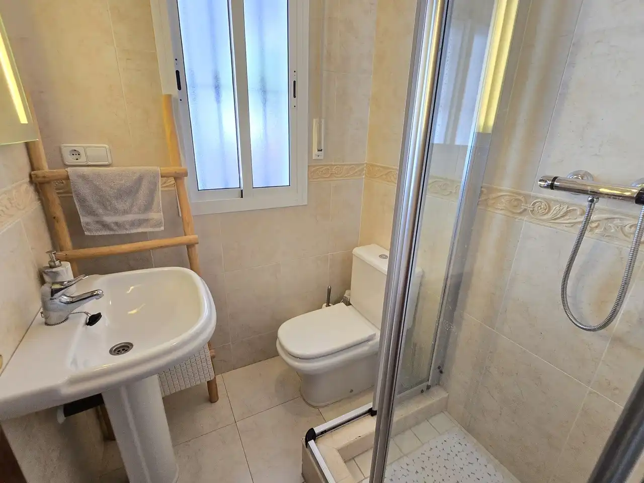 Bany de Casa o xalet en venda en Periana amb Aire condicionat, Terrassa i Piscina