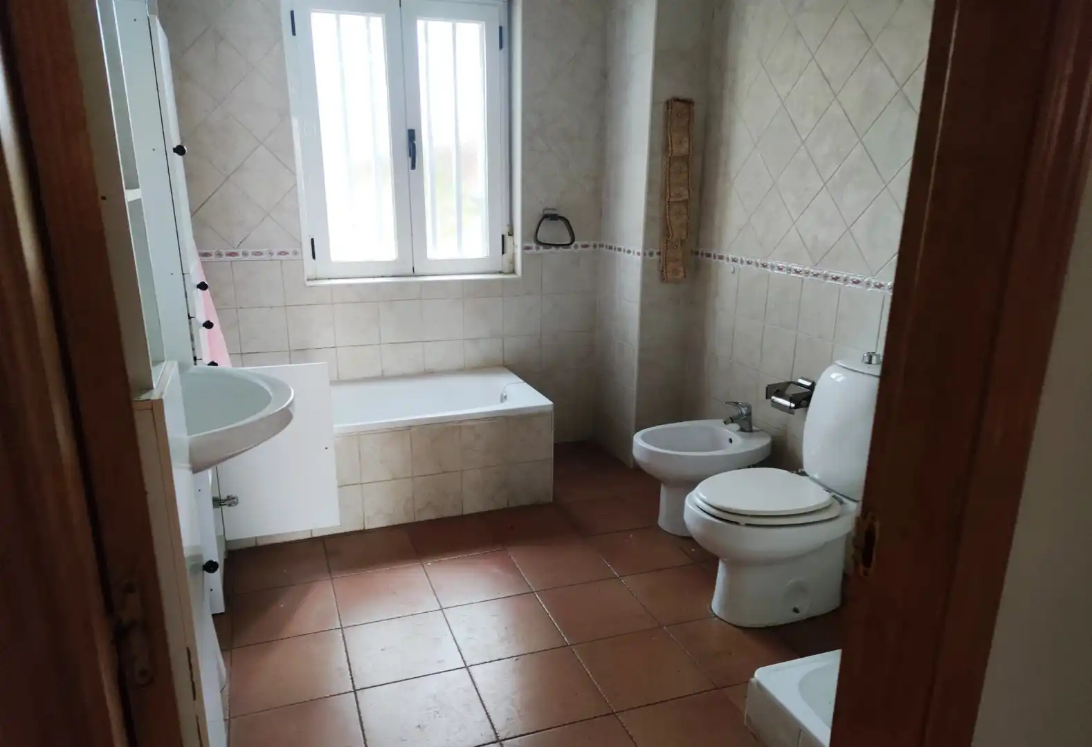 Badezimmer von Haus oder Chalet zum Verkauf in Alija del Infantado mit Privatgarten und Parkett