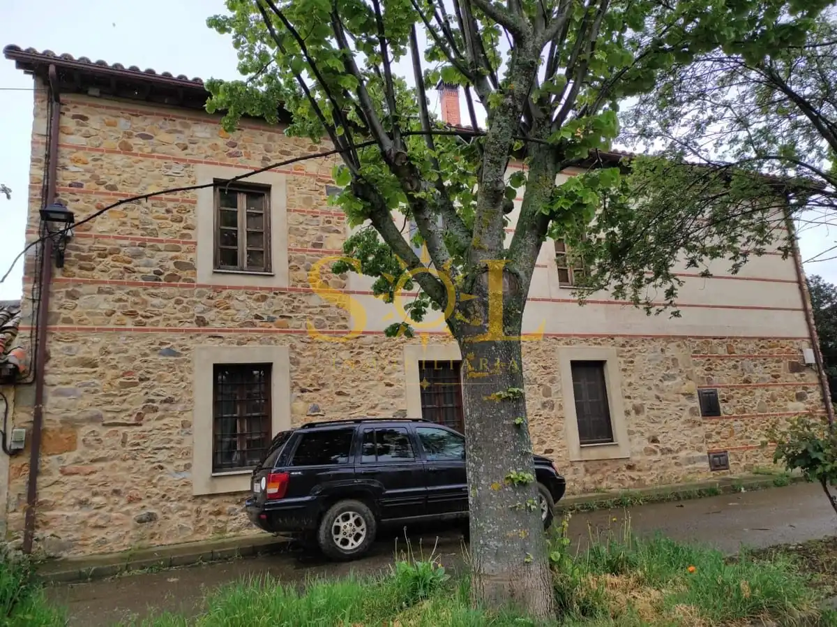 Außenansicht von Gebäude zum Verkauf in Luyego