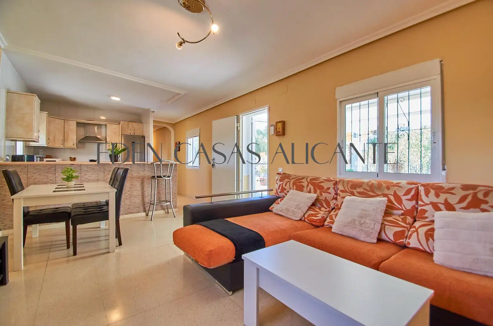 Vista exterior de Casa o xalet en venda en Alicante / Alacant amb Aire condicionat, Jardí privat i Terrassa