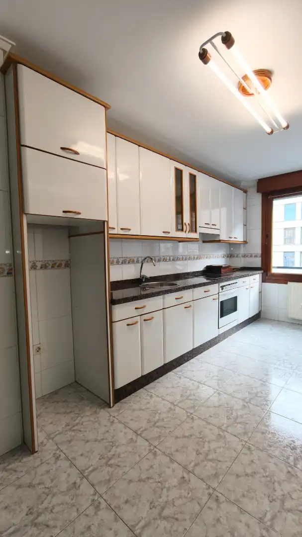 Cocina de Piso en venta en Avilés con Calefacción, Parquet y Trastero