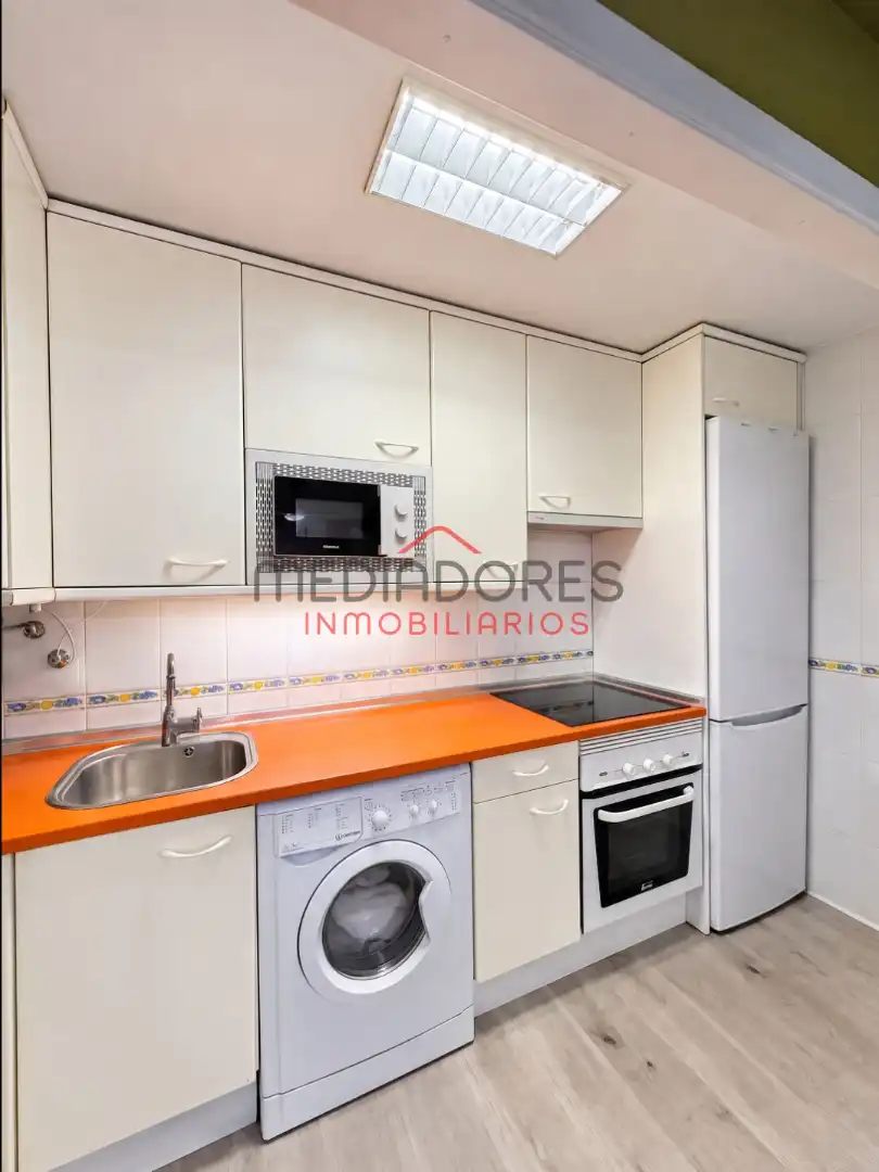 Flat with pool for sale in Calle de Julián Camarillo, imagen 4