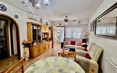 Sala d'estar de Casa adosada en venda en Torrevieja amb Aire condicionat i Terrassa